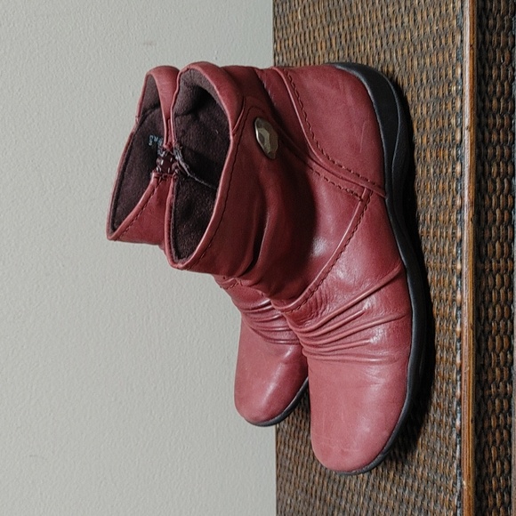 Clarks Artisan Ankle Boots Wine Color Size 6 - Picture 4 of 14